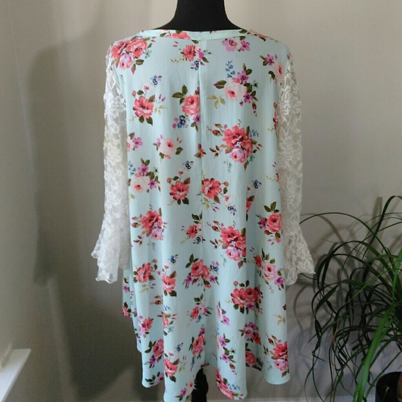 Ty Alexander's floral blouse with lace sleeves - Picture 4 of 8